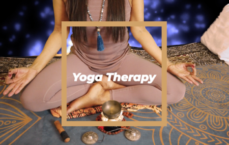 Conoscete Yoga Therapy, quella branca dello yoga che serve a migliorare lo stato di salute e benessere tramite meditazione, respirazione e posizioni yoga? Vi spiego ora perché praticare Yoga Therapy può essere utile in MENOPAUSA!