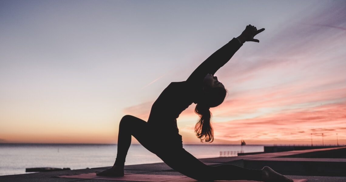 Cambiamenti ormonali, cambiamenti emotivi, sbalzi d’umore, insonnia, aumento di peso: dopo i 40 anni lo yoga ti aiuta a stare meglio con la nuova “te”. Scopri come!